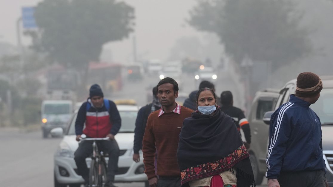 Weather Update: Dense fog in Delhi, temperature dropped to 4.4 degree Celsius; Road, rail traffic affected