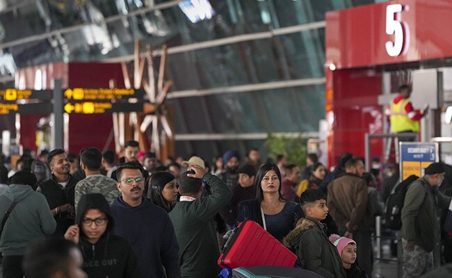 SpiceJet locks passengers at aerobridge for over 60 minutes at Delhi airport | Video