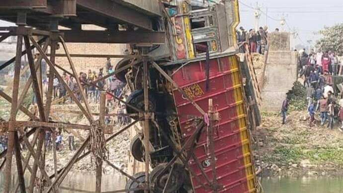 River bridge falls in Bihar’s Darbhanga, leaving a truck hanging upside down
