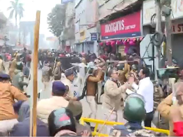 Bihar Police rained lathi on SSC aspirants protesting agains paper leak 