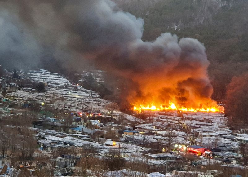 500 Evacuated after massive fire engulfs one of the last remaining slums in Seoul, South Korea