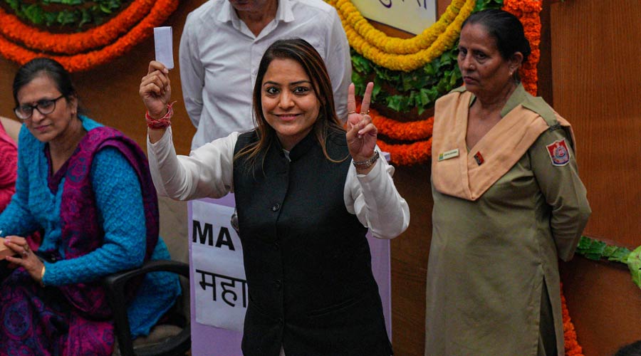 Deputy Chief Minister Sisodia congratulates Shelly Oberoi after wins Delhi Mayor election