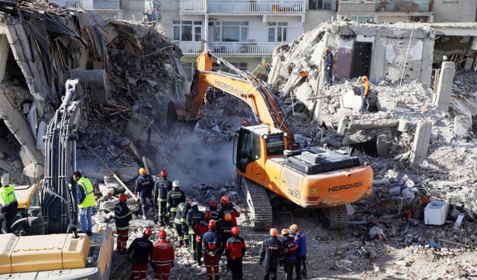 Turkey: Extremely powerful 7.8 magnitude earthquake hits Turkey, many buildings damaged, 5 dead