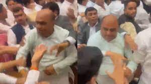 AAP councillor caught on camera slapping BJP Pramod Gupta amid the brawl during the standing panel in MCD house
