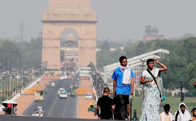 Delhi maximum temperature soars to 29°C, AQI in ‘poor’ category