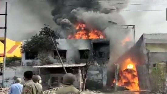 A massive fire broke out in the fiber factory of Dewas Naka area of ​​Indore, 10 fire tenders on the spot