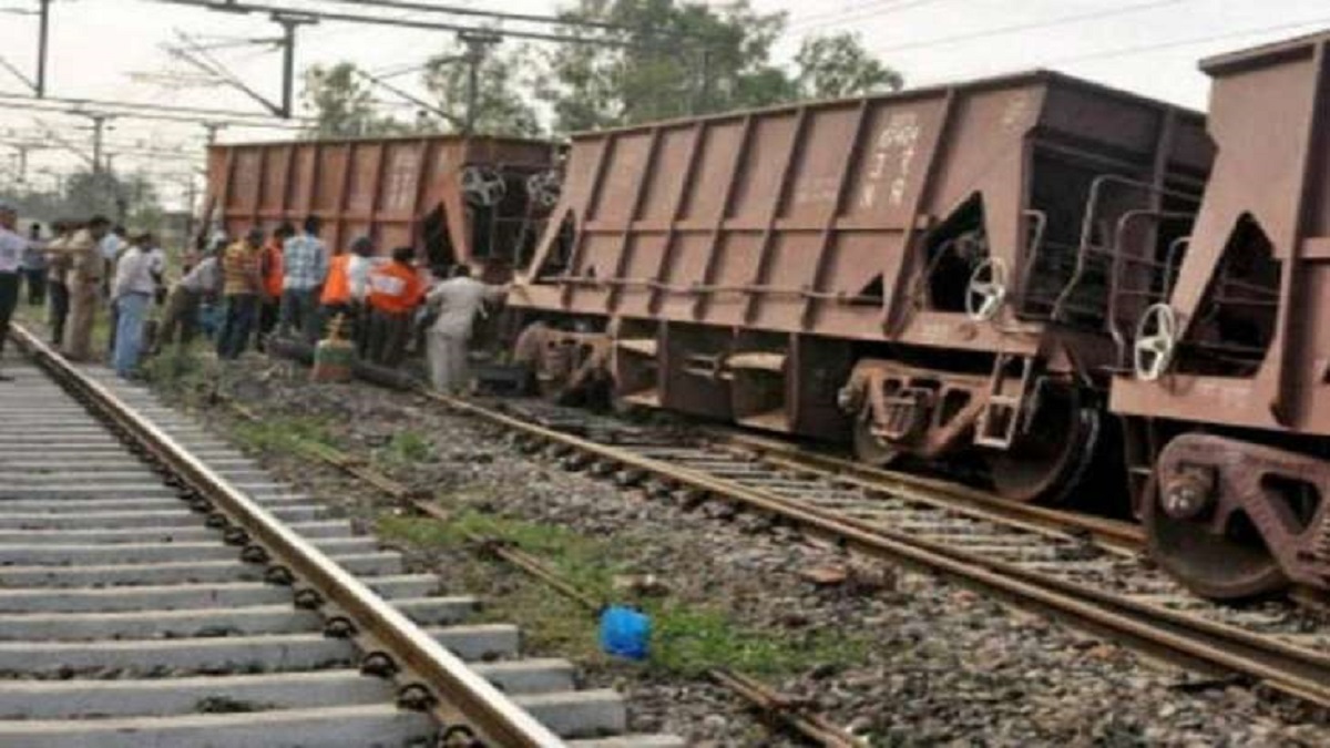 6 Coaches derails after collision between two goods trains near Sultanpur Junction, two railway routes affected