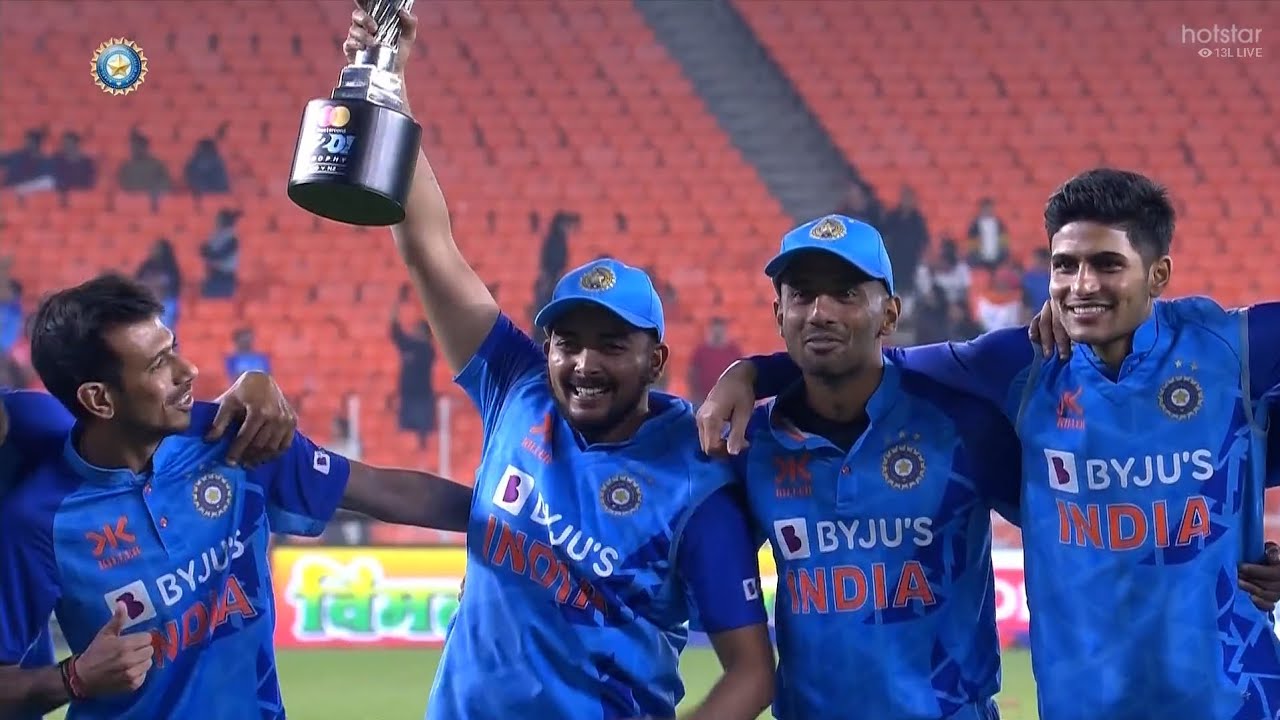 Watch: Hardik Pandya hands over the winning T20I series trophy to Prithvi Shaw
