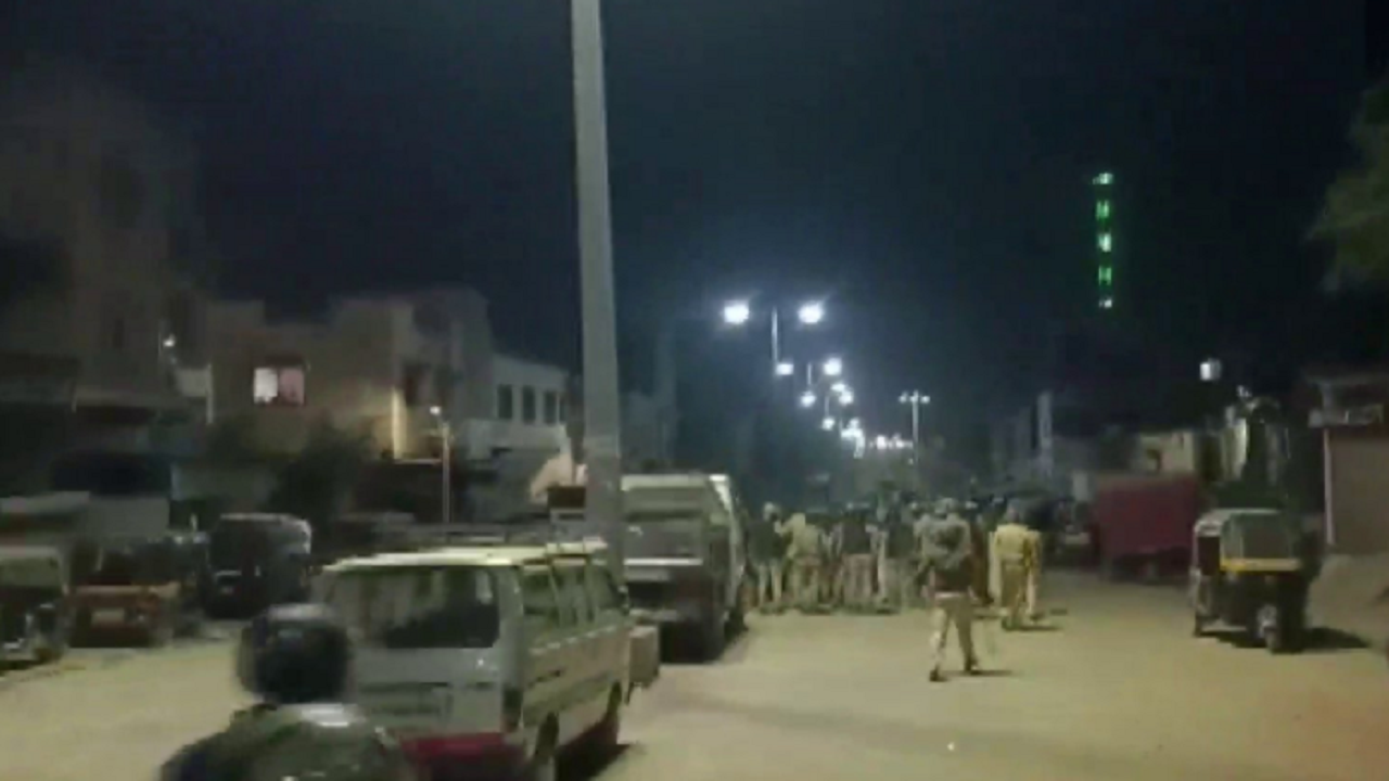 Maharashtra: Stones pelted, vehicles set fire outside Ram Mandir in Kiradpura district