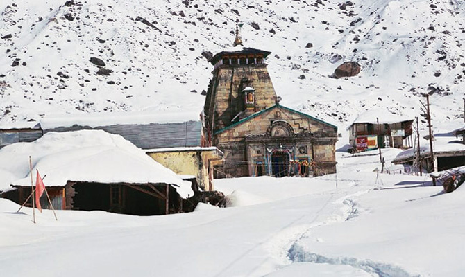 Kedarnath: After continuous snowfall, icebergs slipped at many places, traffic stopped due to snow spread on the roads.