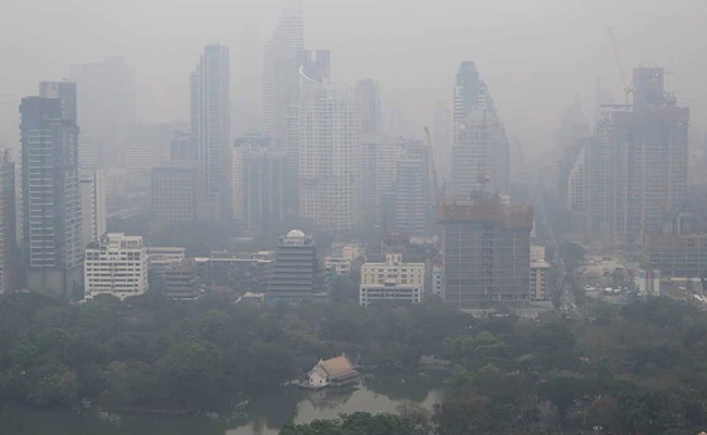 Bangkok shrouded in a noxious smog, 2 lakh people hospitalised in last one week