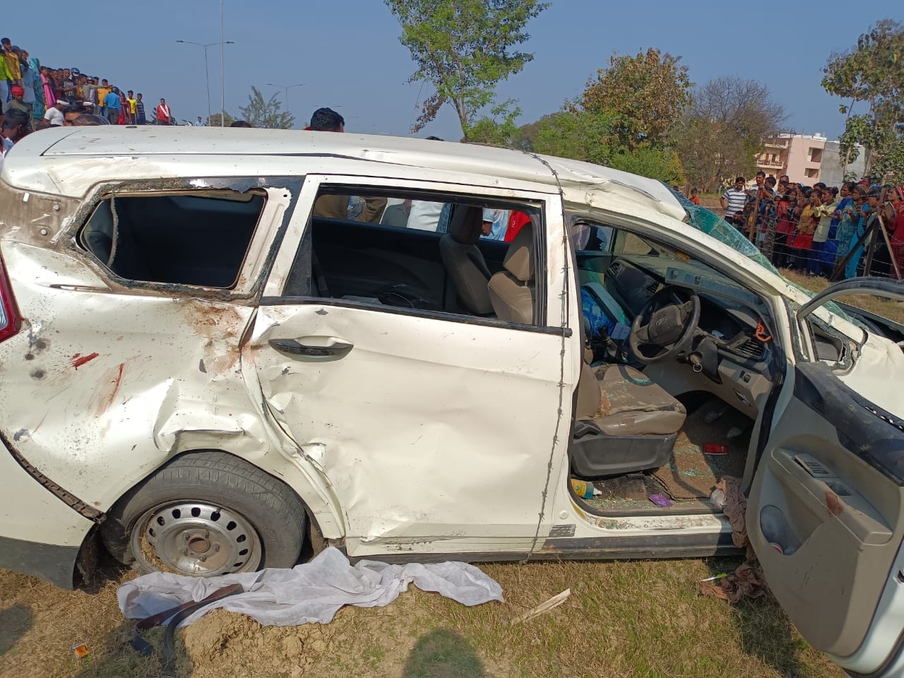 Road accident in Varanasi, a speeding car ran over 4 people including 2 girls of the same family.