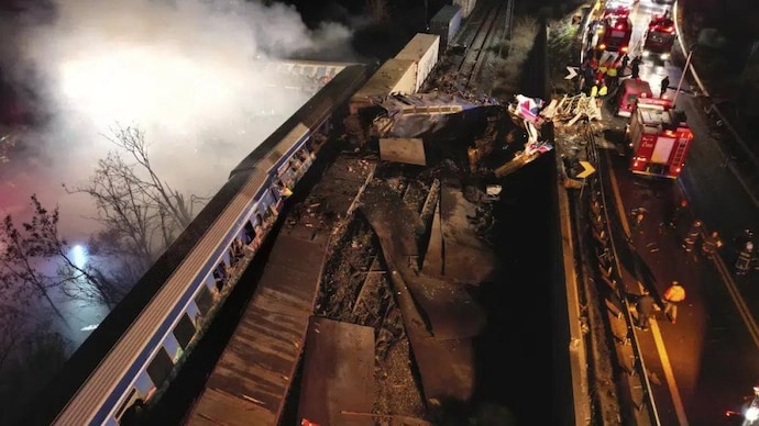 A terrible collision between two trains in Greece, 26 people killed, 85 injured