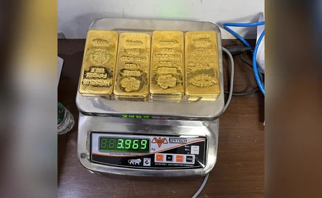 Delhi: Customs officials recovered 4 gold bars worth Rs 2 crore in the toilet of an international flight at IGI airport