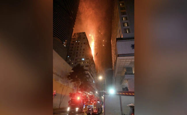 Massive fire breaks out at construction site of skyscraper in Hong Kong, firefighters extinguishing the blaze at the scene