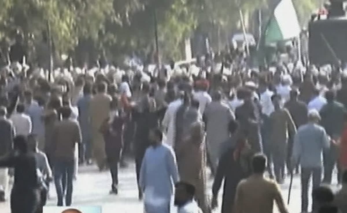 Clash between Imran supporters and police who arrives to arrest former Pak PM in Lahore