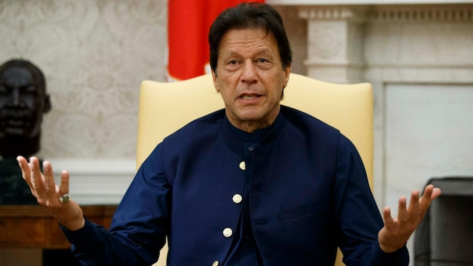 Pakistan: Police arrive at former Pak PM Imran Khan’s residence with a warrant in Lahore to arrest him in Toshakhana Case