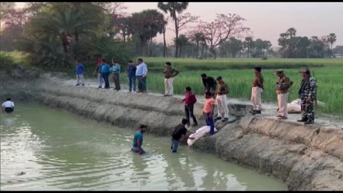 Bihar: Police recover illegal liquor from hidden in Harpur village pond