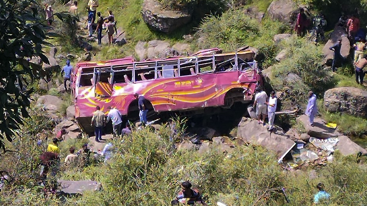 J-K: Bus accident in Awantipora, four migrant workers from Bihar dead and many injured
