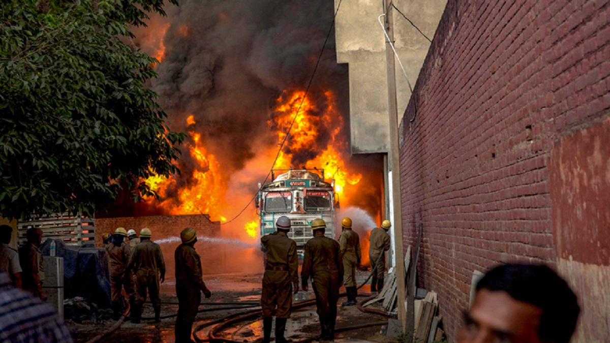 Delhi: A fire broke out in Karawal Nagar plastic factory, 8 fire tenders present on the spot