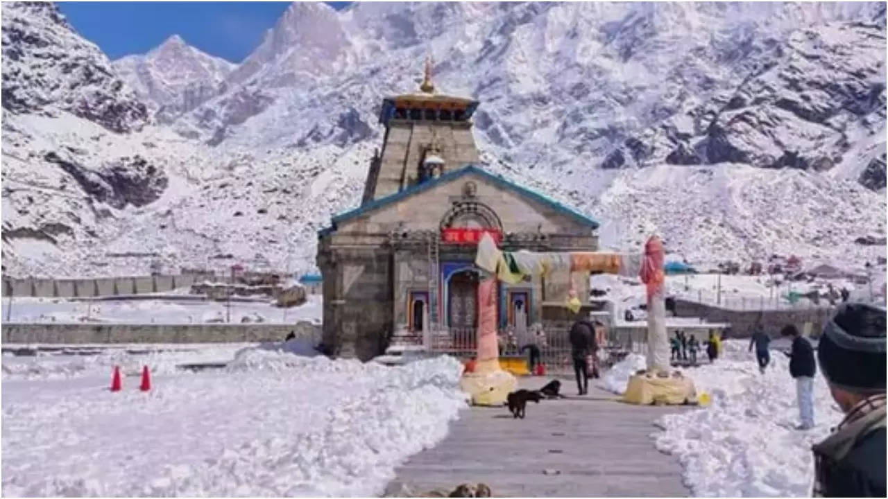 Kedarnath, Badrinath pilgrims stopped in Srinagar Garhwa due to heavy rain and snowfall