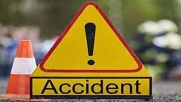 UP: 2 killed and 8 injured after truck hits sleeper bus on Kanpur-Agra highway