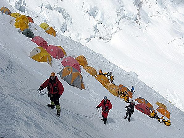 Indian woman dies at Mount Everest base camp.