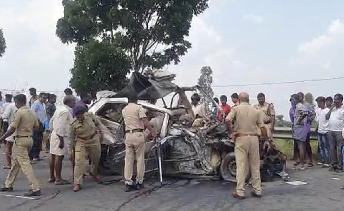 Karnataka: 10 Including 2 children killed after car collided into bus