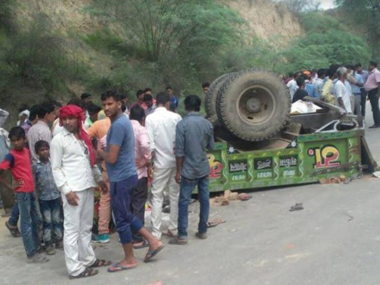 UP: 3 died, 20 people injured after a tractor-trolley uncontrolled and overturned in the ditch