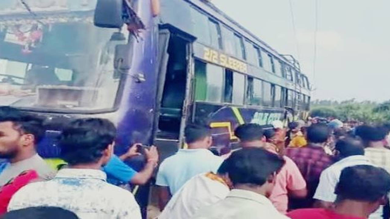Odisha: 10 people killed and 8 injured after 2 bus collide in Ganjam district