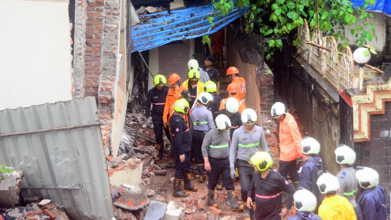 Mumbai: 2 dead and 2 injured after parts of building collapses in VileParlec