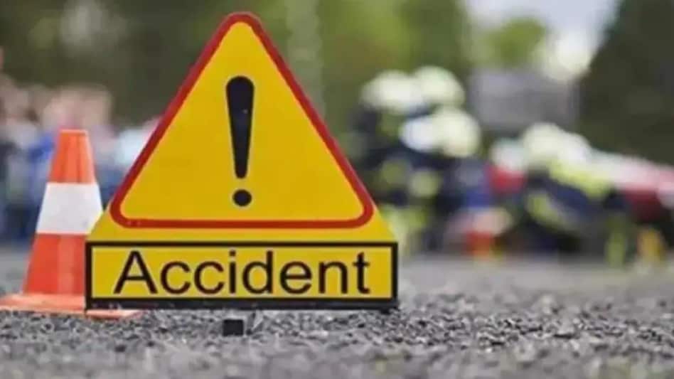 Andhra Pradesh : 4 dead and 6 injured in car-carrier vehicle collision in East Godavari district