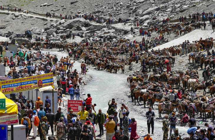 J&K: Fresh batch of pilgrims leave from Srinagar base camp for Amarnath cave shrine