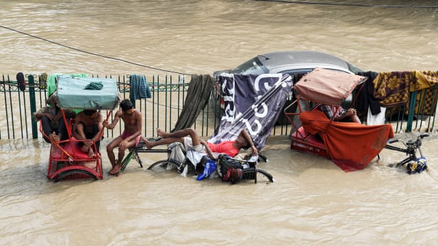 Delhi Flood: Many areas still submerged, NDRF conducts rescue operation in Pragati Maidan