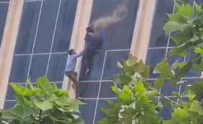 Greater Noida: Fire broke out in Galaxy Plaza mall, people jump off the building to save their lives | video