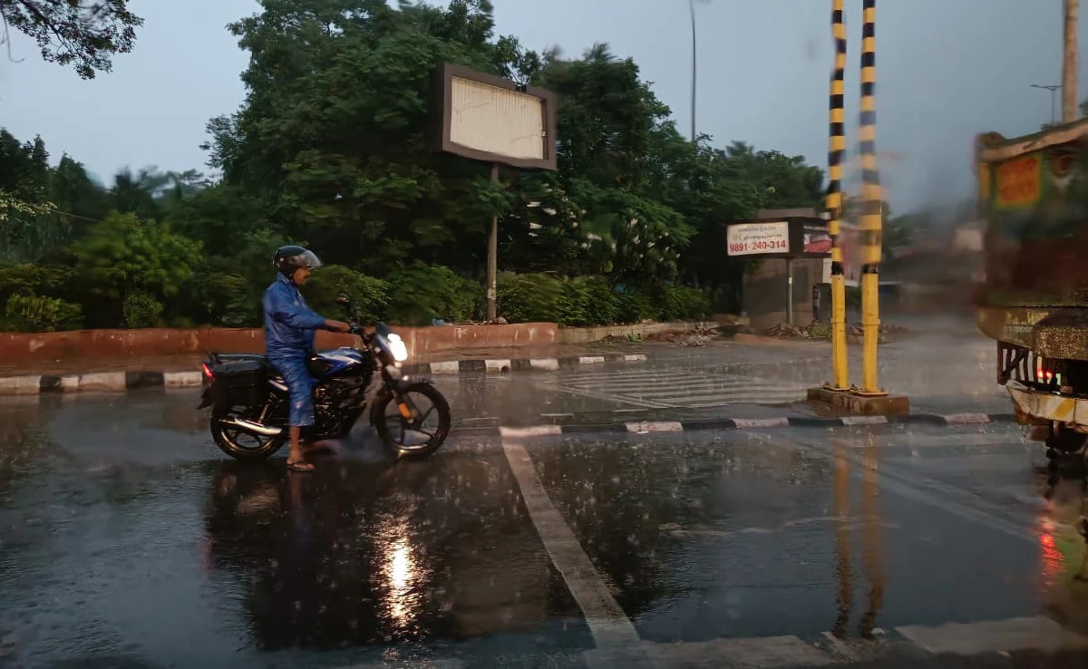Delhi-NCR wakes up to rain lashes parts of the city, roads waterlogged; Schools shut in Noida
