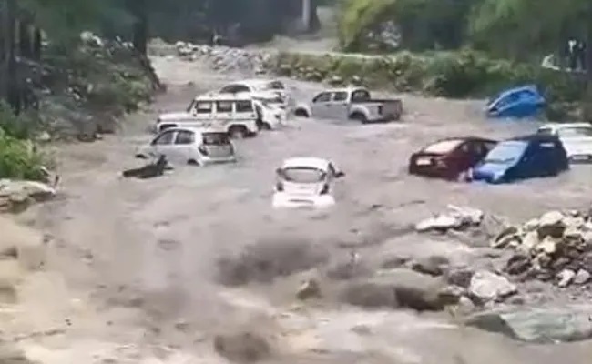 Incessant rainfall in Himachal Pradesh; Tourists car washed away by overflowing river