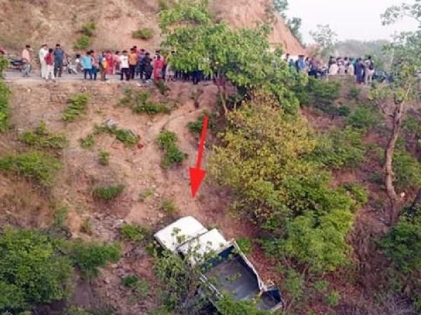 Himachal: 5 killed, 4 injured after a bolero full of devotees fell into a ditch in Mandi