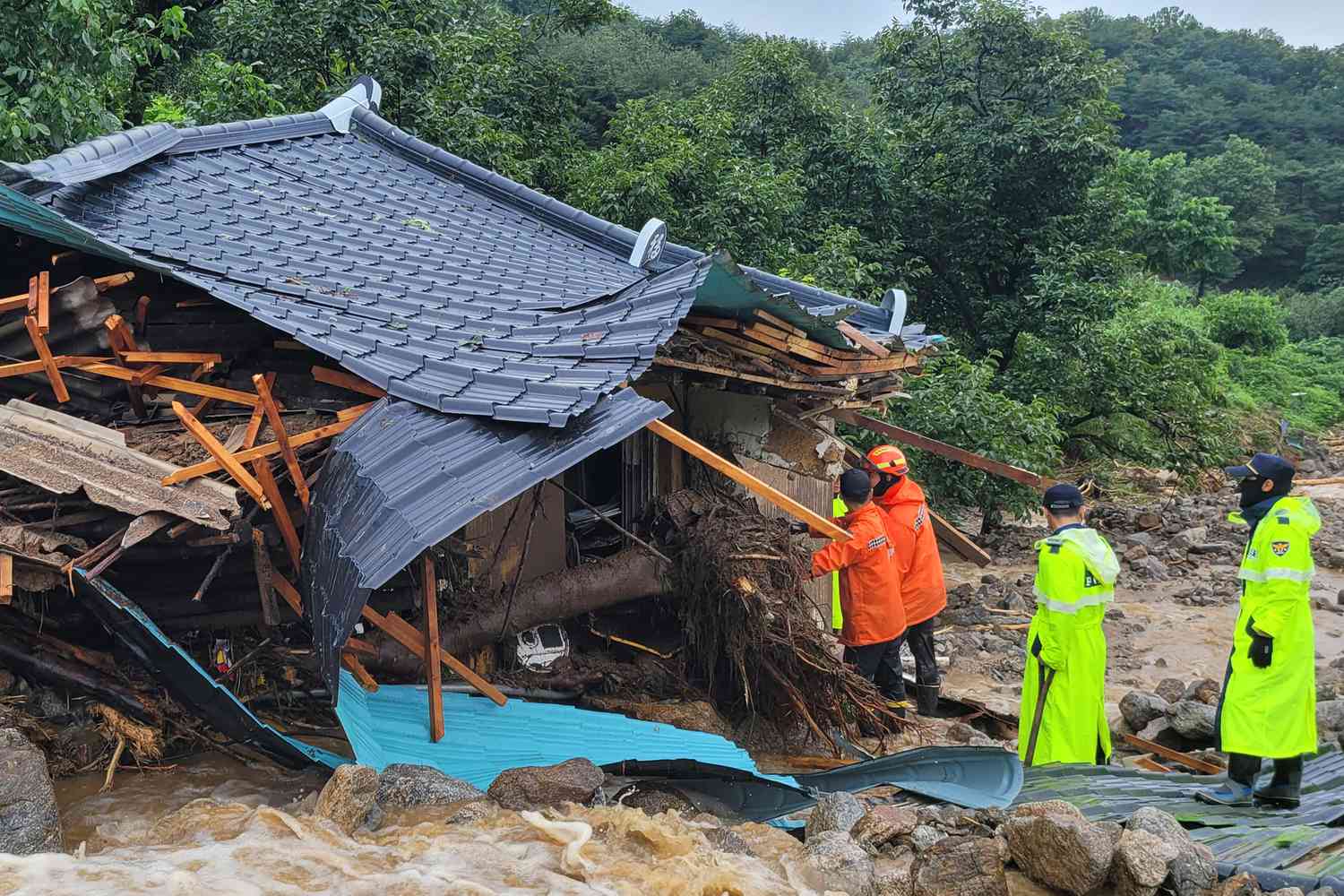 South Korea: Landslides and floods due to heavy rain kills 26, thousand rescued
