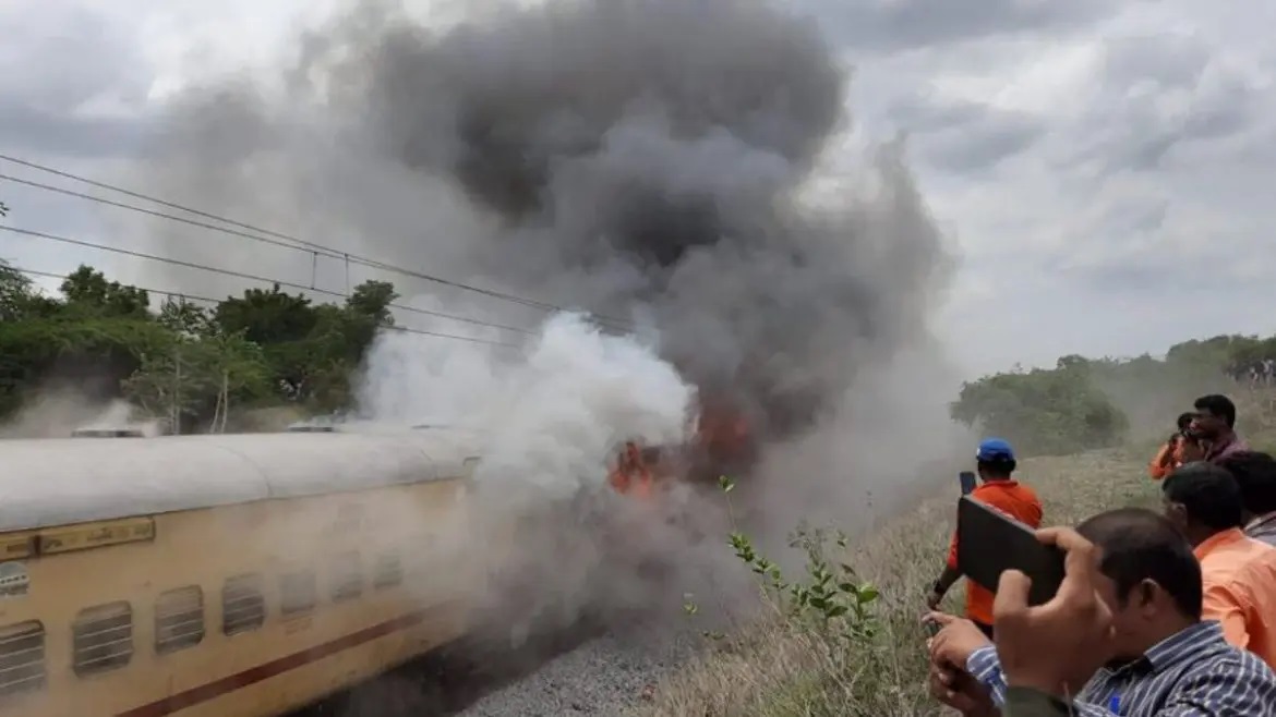 Massive fire breaks out in 7 bogies of Falaknuma Express in Telangana; passengers evacuated safely