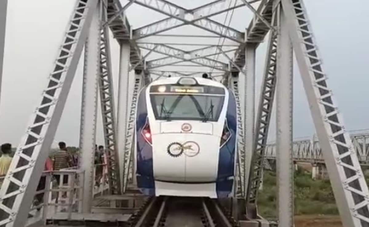 Uttar Pradesh : Stones pelted at Vande Bharat Bhopal-Delhi Express train in Agra