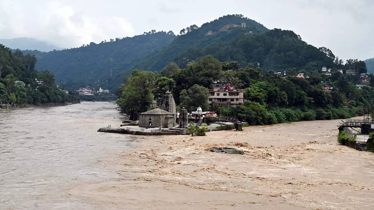 Himachal Pradesh: IMD predicts heavy rain alert till 25 August, Death toll rises to 330, losses of 7659 crores