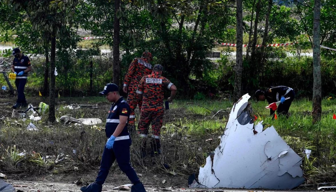 Charter plane crashes while landing on expressway, 10 killed