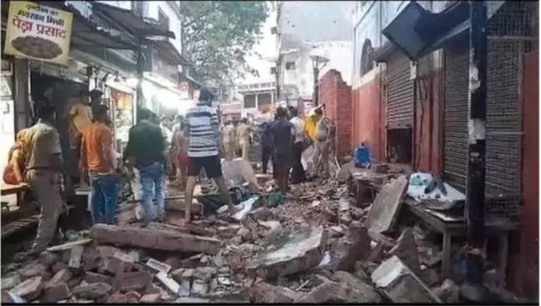 Big accident near Banke Bihari temple in Mathura, 5 people died due to falling balcony of the building