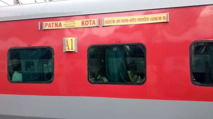2 Passengers die due to dehydration on board Patna-Kota train, 6 others hospitalised in Agra