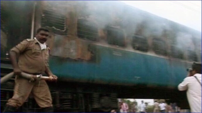 9 people died after lucknow to rameswaram train coach caught fire at Madurai railway station