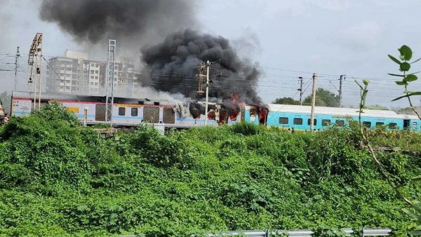Gujarat: A massive fire breaks out in Humsafar Express near Valsad, all passengers safe