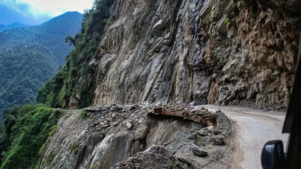 Himachal Pradesh: NH 5 blocked due to landslide near Nigulsari area in Kinnaur district