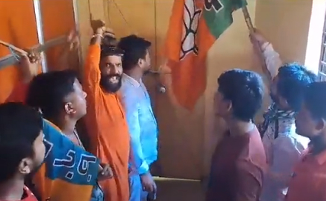 Bengal BJP Protesters Confine Union Minister Inside Party Office