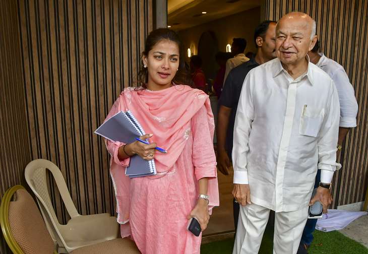 Senior Congress leader Sushil kumar Shinde retires from active politics, hands over legacy to daughter Praniti